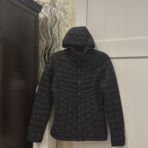 Women’s Black North Face thin puffer jacket
